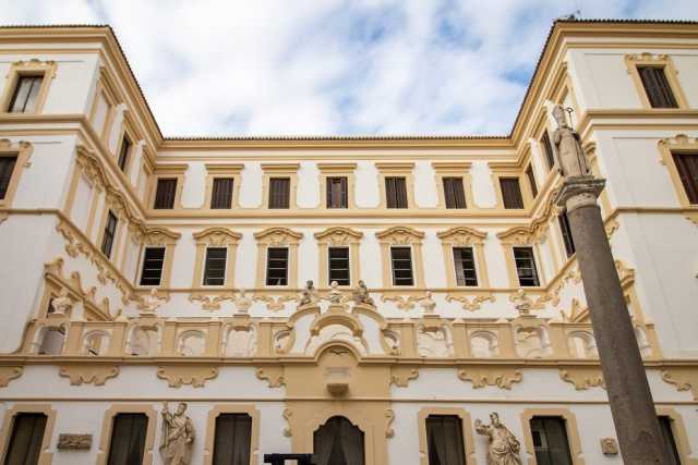 Un'enorme dimora che sfugge agli occhi dei baresi: � il secolare Palazzo Arcivescovile